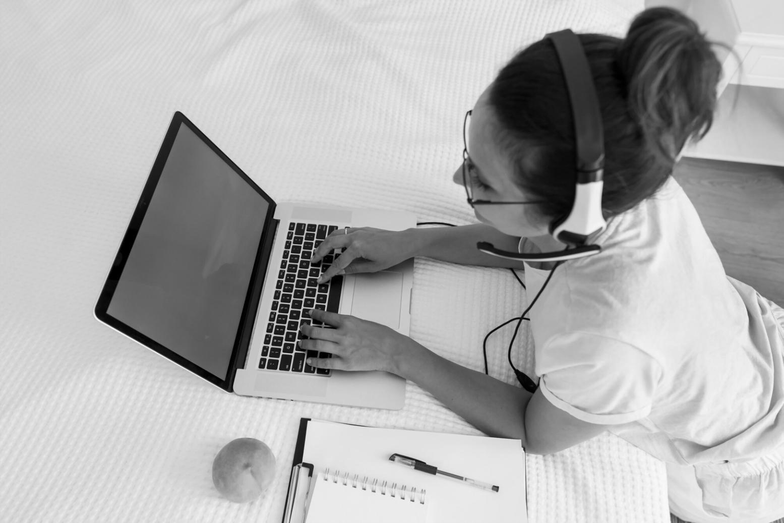 Étudiants internationaux étudiant l'analyse financière